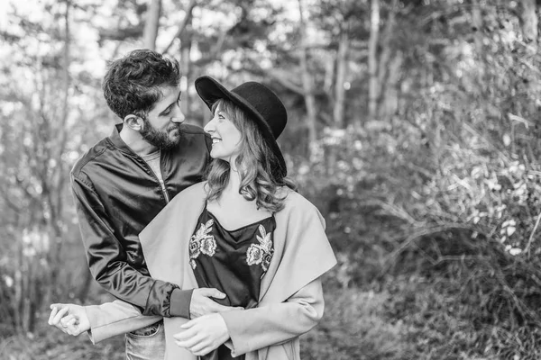 Feliz Jovem Romântico Casal Passar Tempo Juntos Livre — Fotografia de Stock