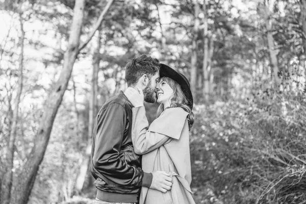 Glückliches Junges Romantisches Paar Verbringt Zeit Zusammen Freien — Stockfoto