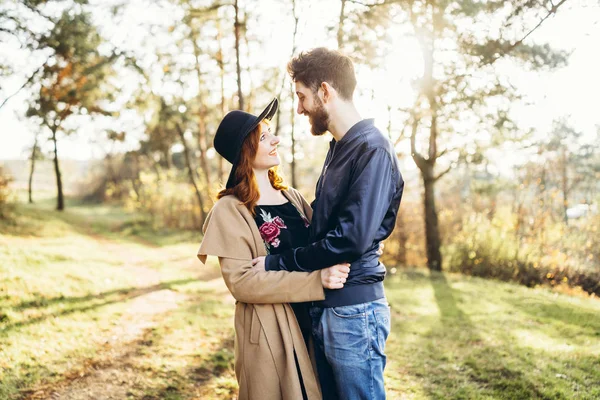 Šťastný Mladý Romantický Pár Trávit Čas Společně Venkovní — Stock fotografie