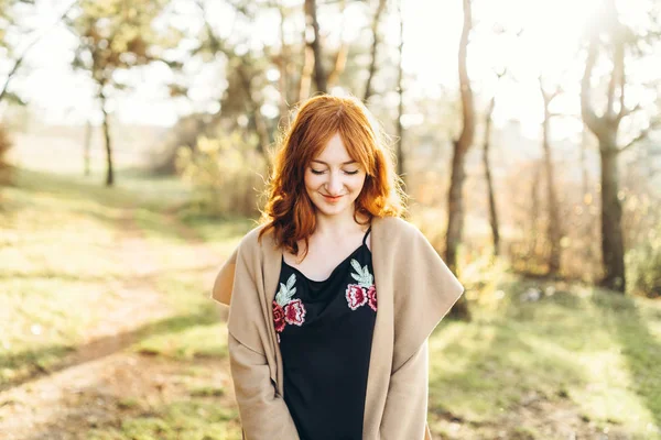 Jolie Heureuse Fille Rousse Marchant Dans Forêt — Photo