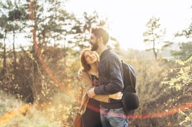 Mutlu genç romantik çift birlikte vakit geçirmek açık