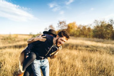 Genç ve güzel romantik çift birlikte vakit geçirmek açık