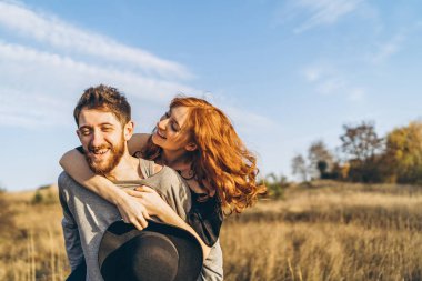 Genç ve güzel romantik çift birlikte vakit geçirmek açık