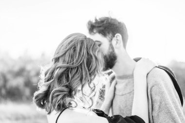 Genç ve güzel romantik çift birlikte vakit geçirmek açık