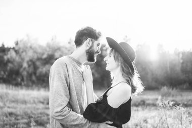 Genç ve güzel romantik çift birlikte vakit geçirmek açık