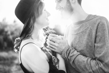 Genç ve güzel romantik çift birlikte vakit geçirmek açık