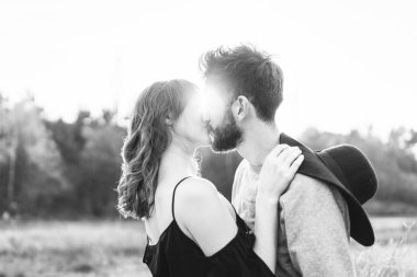 Genç ve güzel romantik çift birlikte vakit geçirmek açık