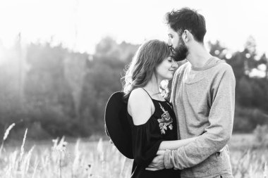 Genç ve güzel romantik çift birlikte vakit geçirmek açık