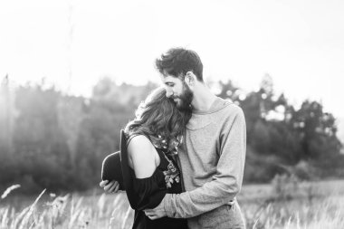 Genç ve güzel romantik çift birlikte vakit geçirmek açık