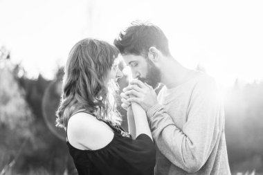 Genç ve güzel romantik çift birlikte vakit geçirmek açık