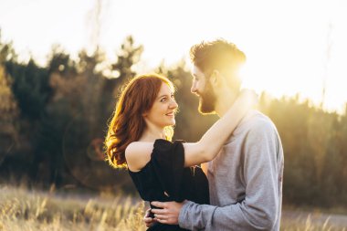 Genç ve güzel romantik çift birlikte vakit geçirmek açık
