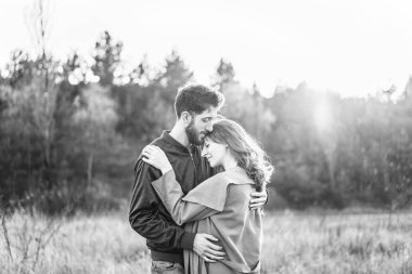 Genç ve güzel romantik çift birlikte vakit geçirmek açık