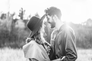 Genç ve güzel romantik çift birlikte vakit geçirmek açık