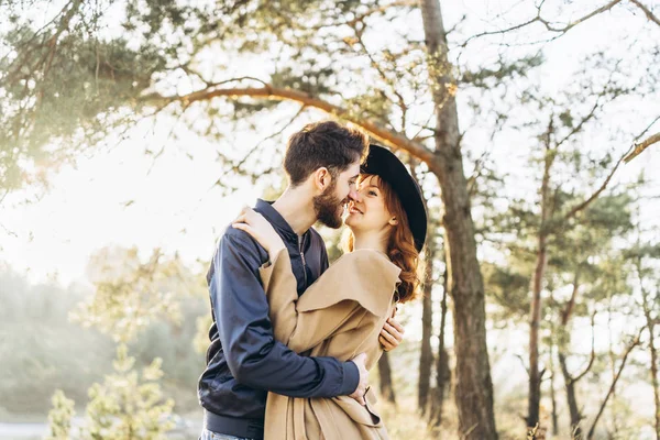 Heureux Jeune Couple Romantique Passer Temps Ensemble Plein Air — Photo