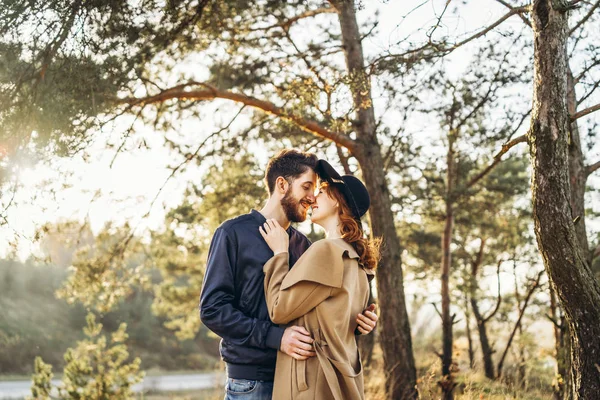 Mutlu Genç Romantik Çift Birlikte Vakit Geçirmek Açık — Stok fotoğraf