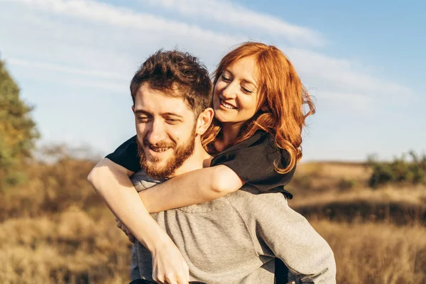 Ganska Ung Romantiska Par Umgås Utomhus — Stockfoto