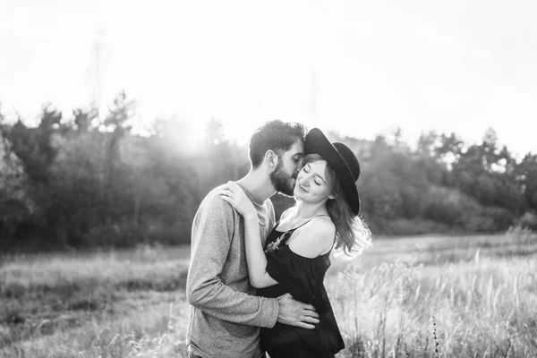 Hübsches Junges Romantisches Paar Verbringt Zeit Zusammen Freien — Stockfoto