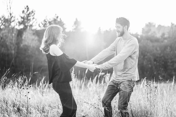 Hübsches Junges Romantisches Paar Verbringt Zeit Zusammen Freien — Stockfoto