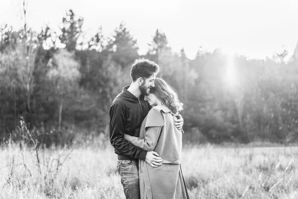 Genç ve güzel romantik çift birlikte vakit geçirmek açık