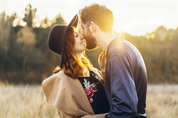 Bastante Joven Pareja Romántica Pasar Tiempo Juntos Aire Libre — Foto de Stock