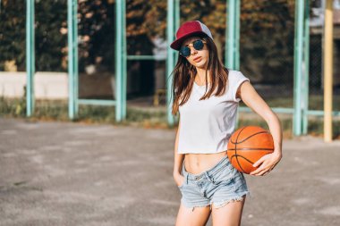 Basketbol topu açık genç ve güzel sportif kızla