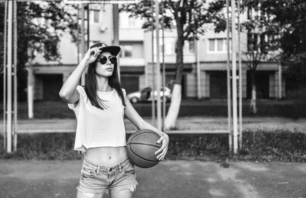 Hezká Mladá Sportovní Dívka Venkovní Basketbalový Míč — Stock fotografie