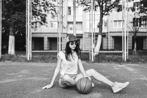 Mooie Jonge Sportieve Meisje Met Basketbal Bal Buiten — Stockfoto