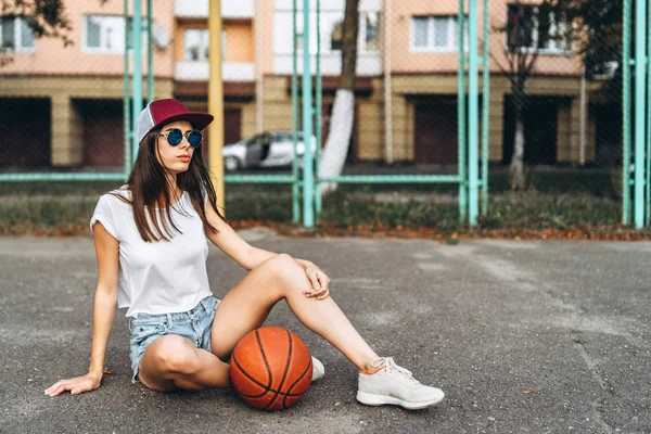 屋外バスケット ボール ボールでかなり若いスポーティな女の子 — ストック写真