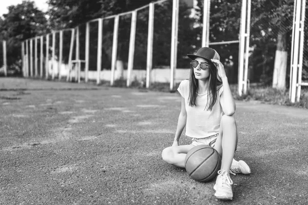 Dość Młoda Dziewczyna Sportowa Zewnątrz Piłkę Koszykówki — Zdjęcie stockowe
