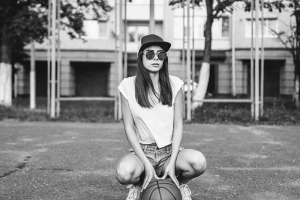 Muito Jovem Menina Desportiva Com Bola Basquete Livre — Fotografia de Stock