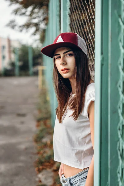 Menina Morena Muito Desportiva Perto Grade Metal Parque Infantil — Fotografia de Stock