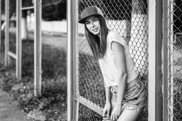 Menina Morena Muito Desportiva Perto Grade Metal Parque Infantil — Fotografia de Stock