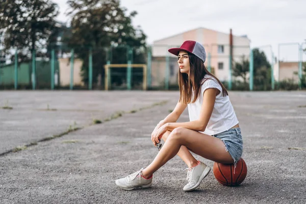 Gadis Cantik Sporty Dengan Bola Basket Luar — Stok Foto