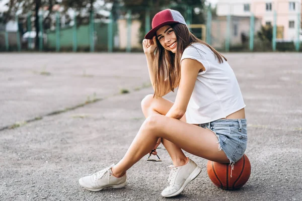 Jolie Jeune Fille Sportive Avec Ballon Basket Plein Air — Photo