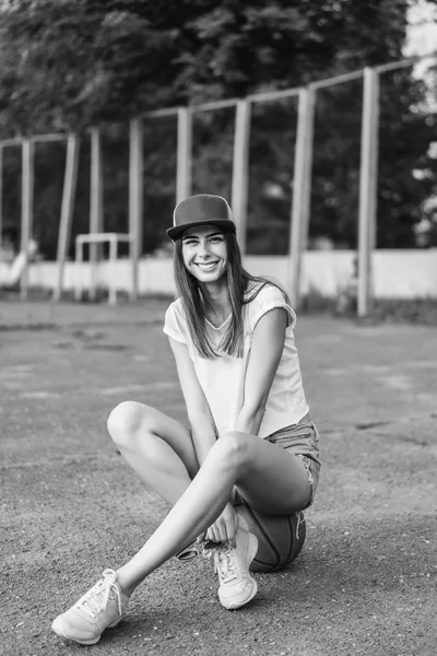 Muito Jovem Menina Desportiva Com Bola Basquete Livre — Fotografia de Stock