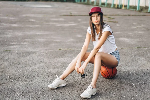 Ganska Ung Sportig Tjej Med Basket Boll Utomhus — Stockfoto