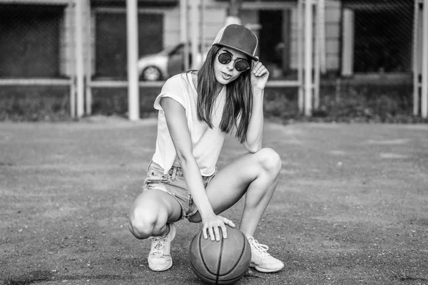 Jolie Jeune Fille Sportive Avec Ballon Basket Plein Air — Photo