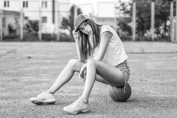 Jolie Jeune Fille Sportive Avec Ballon Basket Plein Air — Photo