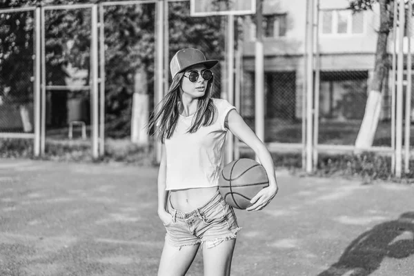 Ganska Ung Sportig Tjej Med Basket Boll Utomhus — Stockfoto