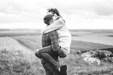 Romantik Genç ve güzel çift açık iyi eğlenceler