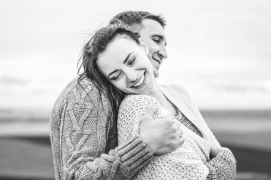 Romantik mutlu çift keyfini birlikte vakit açık