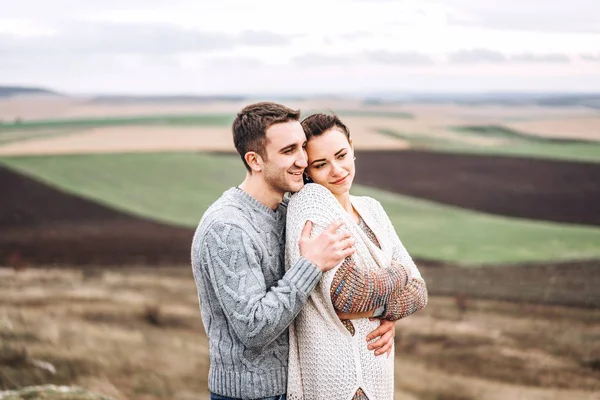 Romántica Pareja Bonita Aire Libre Disfrutar Pasar Tiempo Juntos —  Fotos de Stock