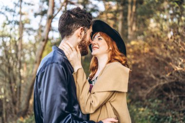 Mutlu genç romantik çift birlikte vakit geçirmek açık