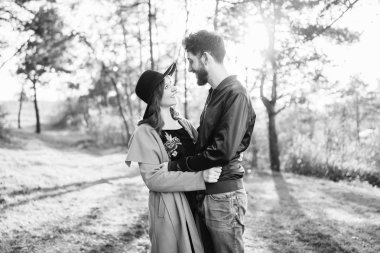 Mutlu genç romantik çift birlikte vakit geçirmek açık