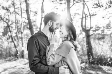 Mutlu genç romantik çift birlikte vakit geçirmek açık