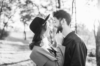 Mutlu genç romantik çift birlikte vakit geçirmek açık