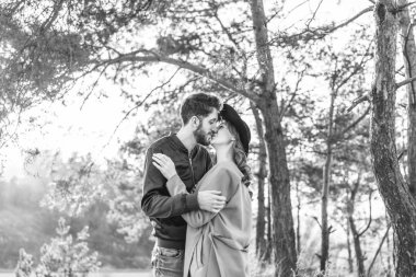Mutlu genç romantik çift birlikte vakit geçirmek açık