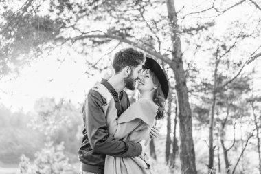Mutlu genç romantik çift birlikte vakit geçirmek açık