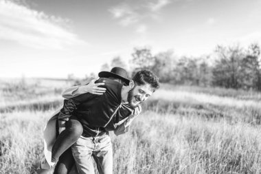 Genç ve güzel romantik çift birlikte vakit geçirmek açık