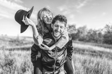 Genç ve güzel romantik çift birlikte vakit geçirmek açık